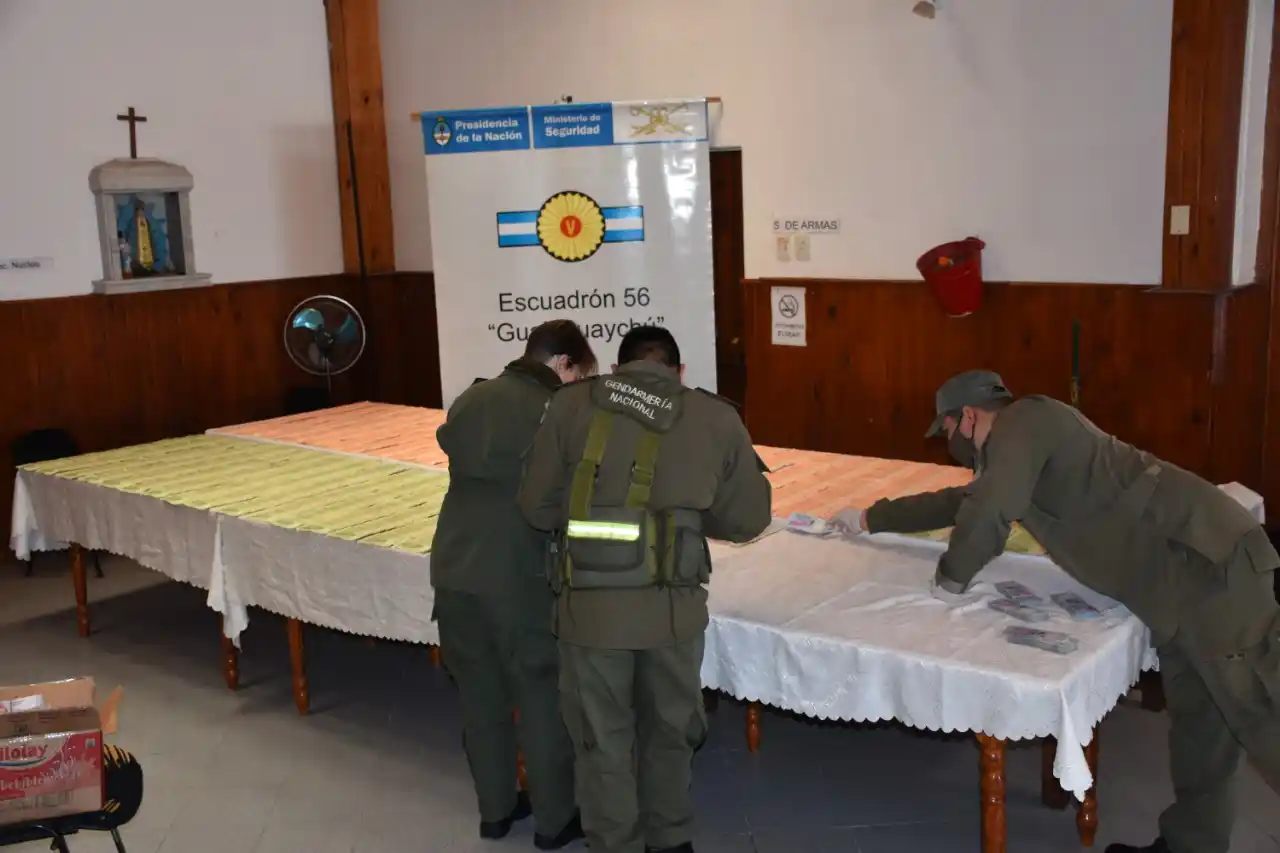 Iban en camioneta con casi tres millones de pesos escondidos y los detuvo Gendarmería