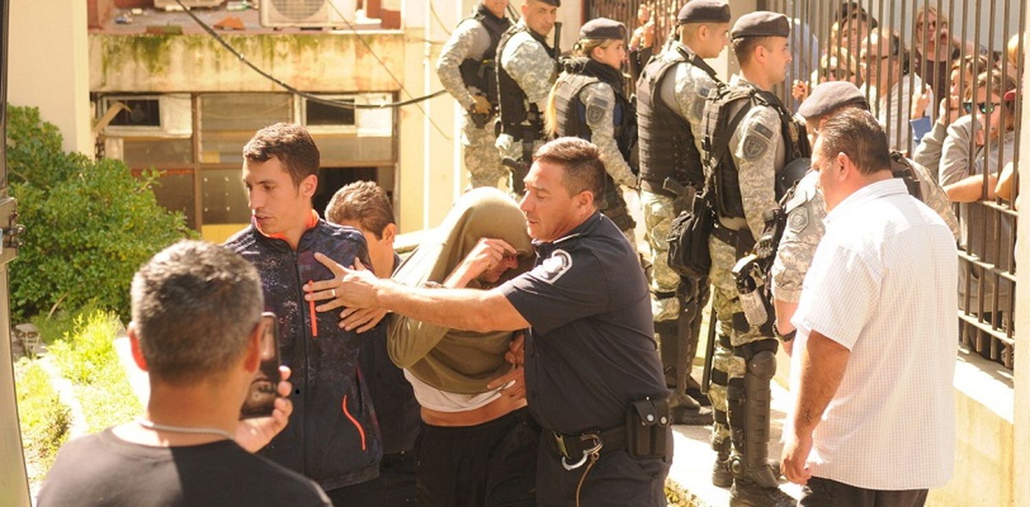 Violación en Miramar: ¿Cuál es la estrategia para "salvar" a 3 de los 5 detenidos?