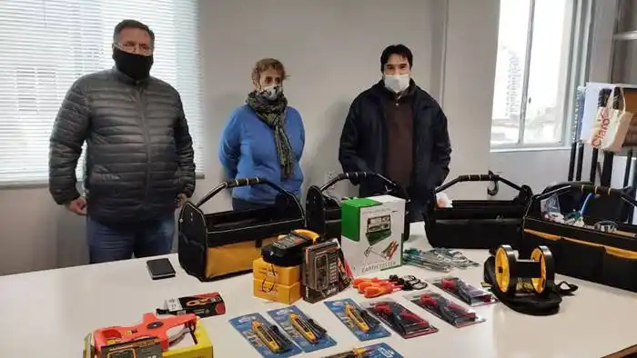Entrega de herramientas a  personal operativo de Electrotecnia