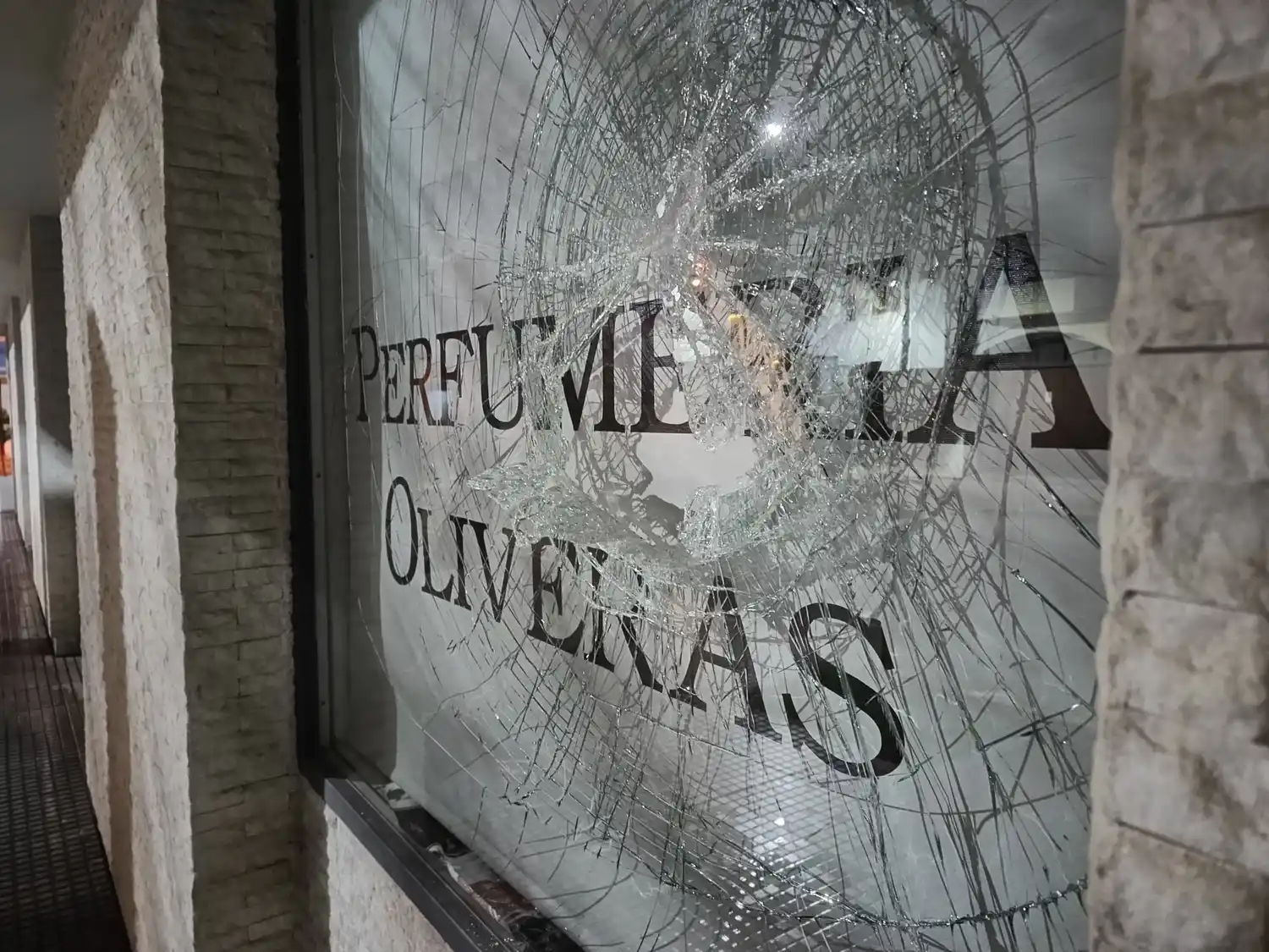 Robo en Perfumería Oliveras | Crédito: RADIO RAFAELA