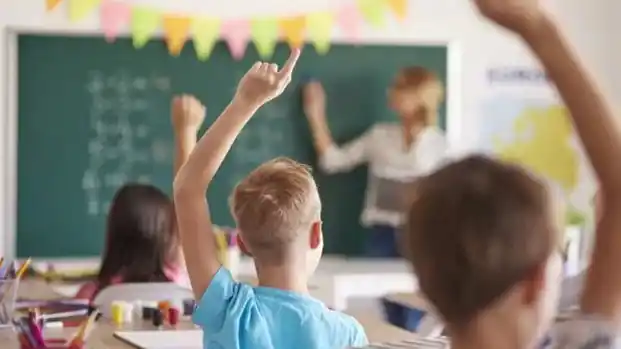 Este refuerzo se aplica automáticamente con la liquidación masiva de la Asignación por Ayuda Escolar Anual en marzo, sin necesidad de trámites adicionales para quienes tengan la escolaridad de sus hijos acreditada ante la ANSES.