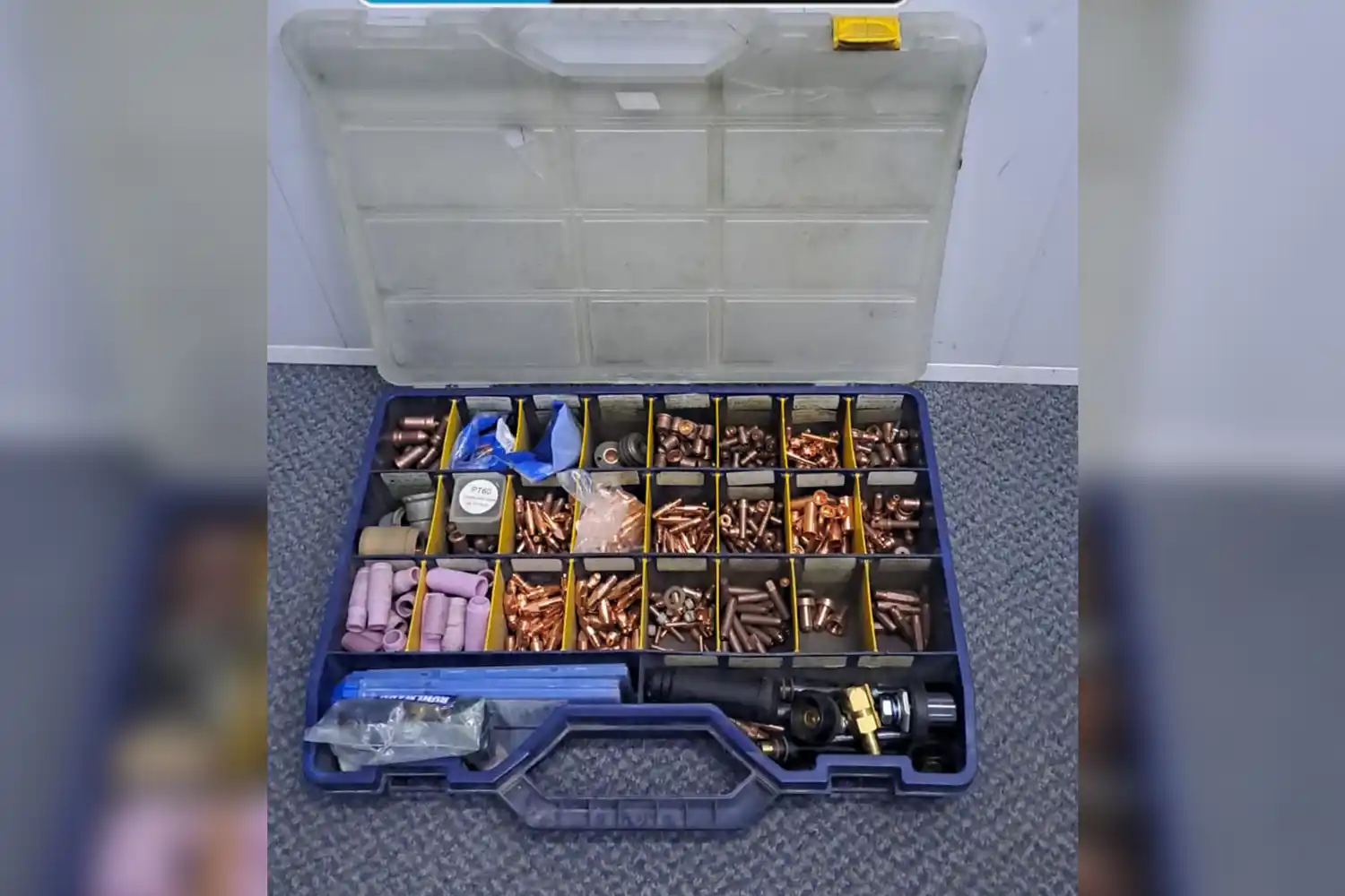 Dejaron una caja de herramientas tirada en la calle y la encontraron los vecinos