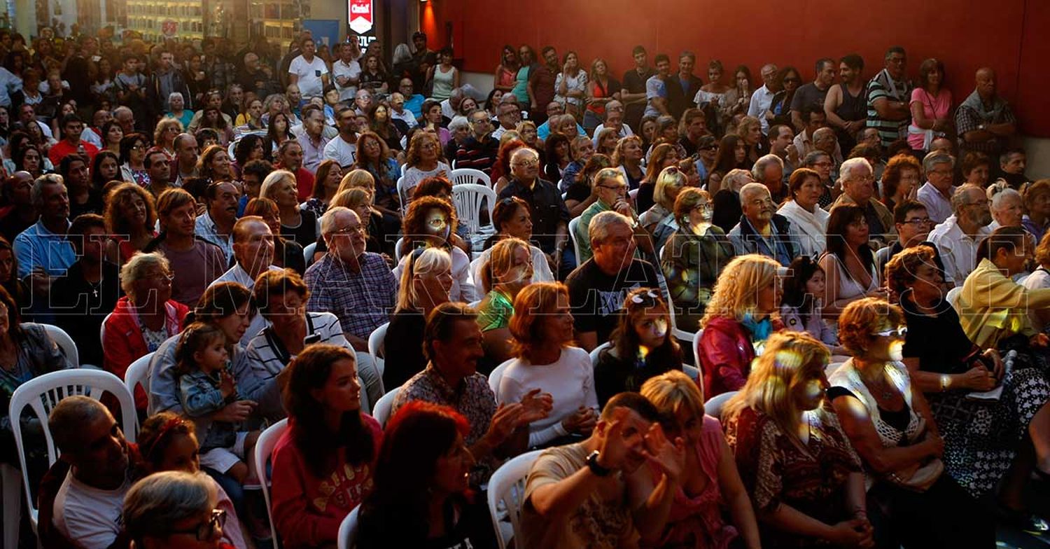 Charla con intendentes y música en Espacio Clarín