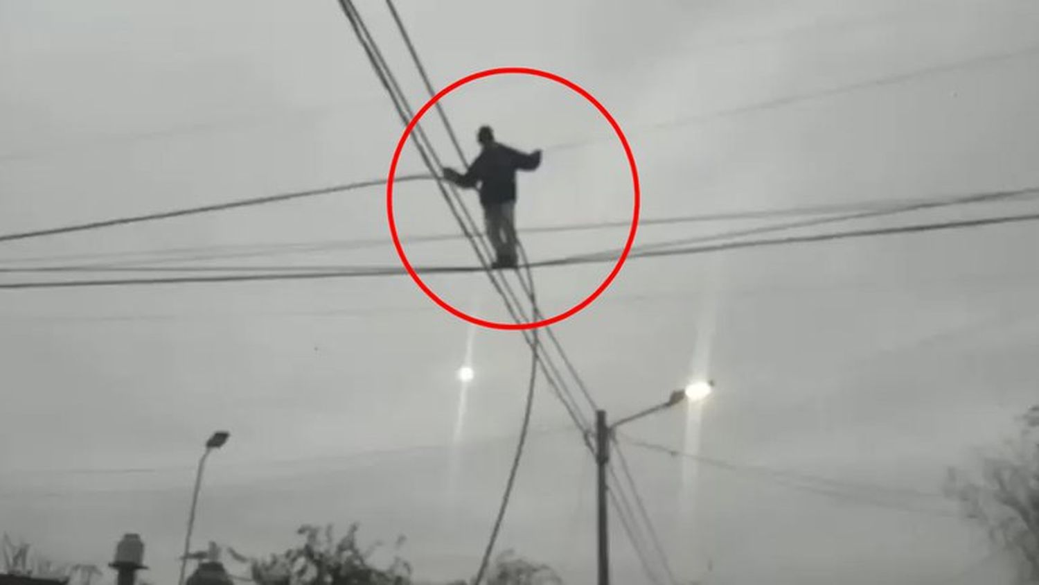 Un ladrón se trepó a un poste de luz e hizo equilibrio a gran altura para robar