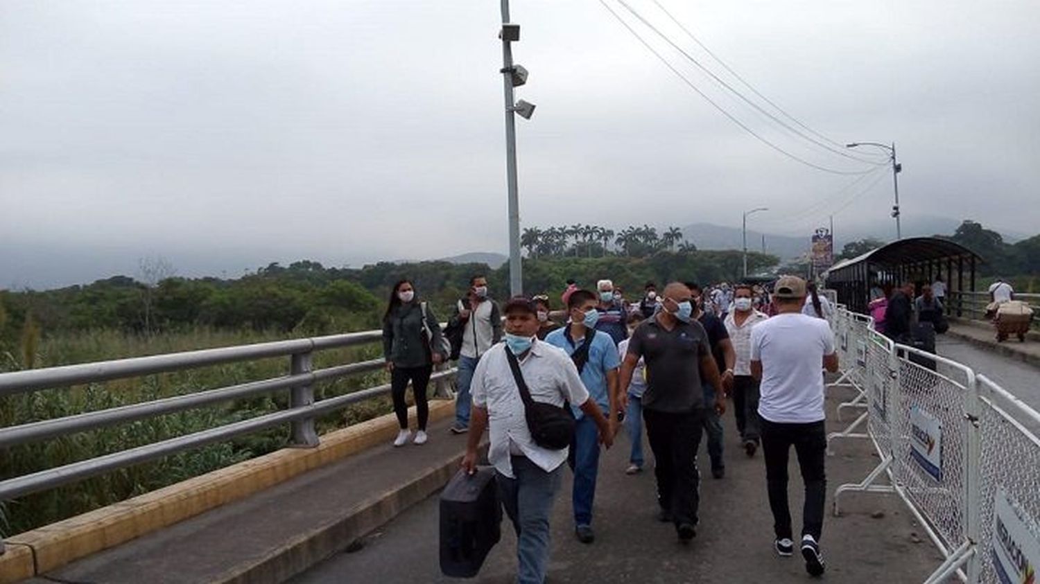 Levantar el toque de queda no significa abrir las fronteras, aclara el alcalde de San Antonio