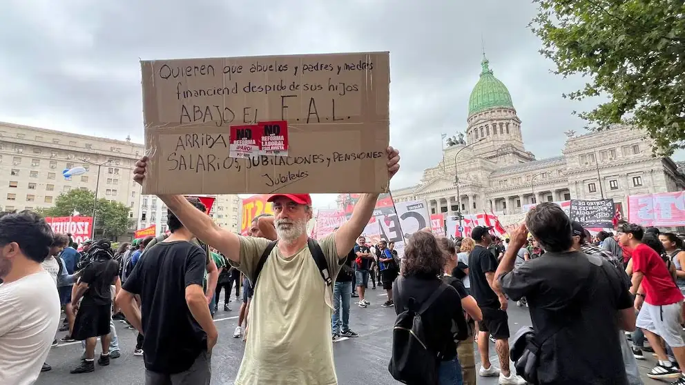 Comenzó la congregación de trabajadores al Congreso para rechazar la reforma laboral