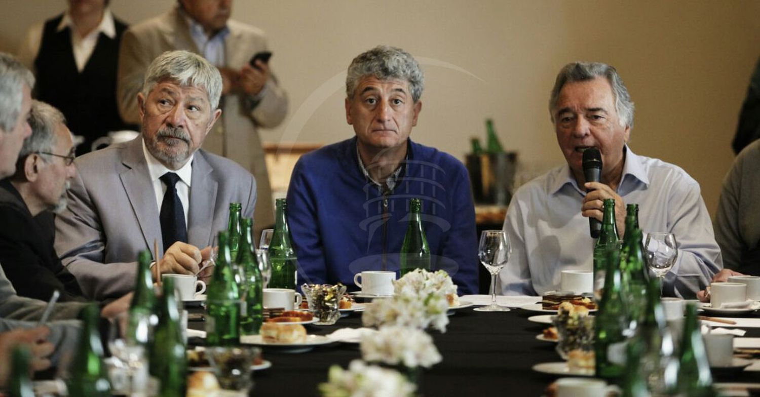 Barrera dijo que no reducirá los salarios de la planta política