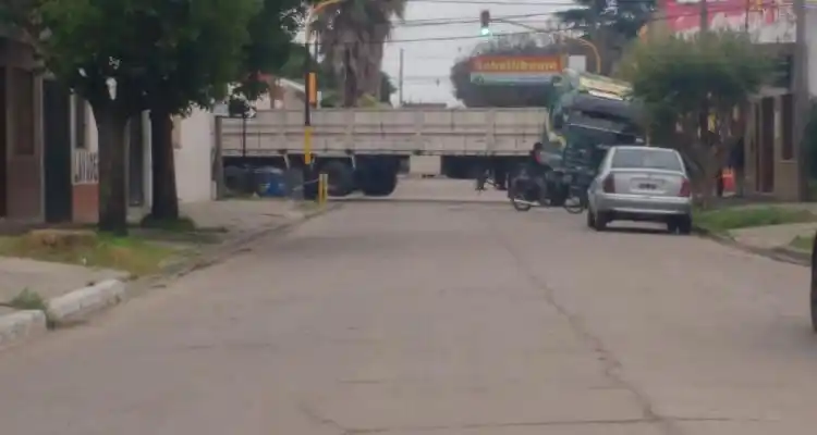 Un camión intentó doblar hacia calle Italia y se atascó en una alcantarilla