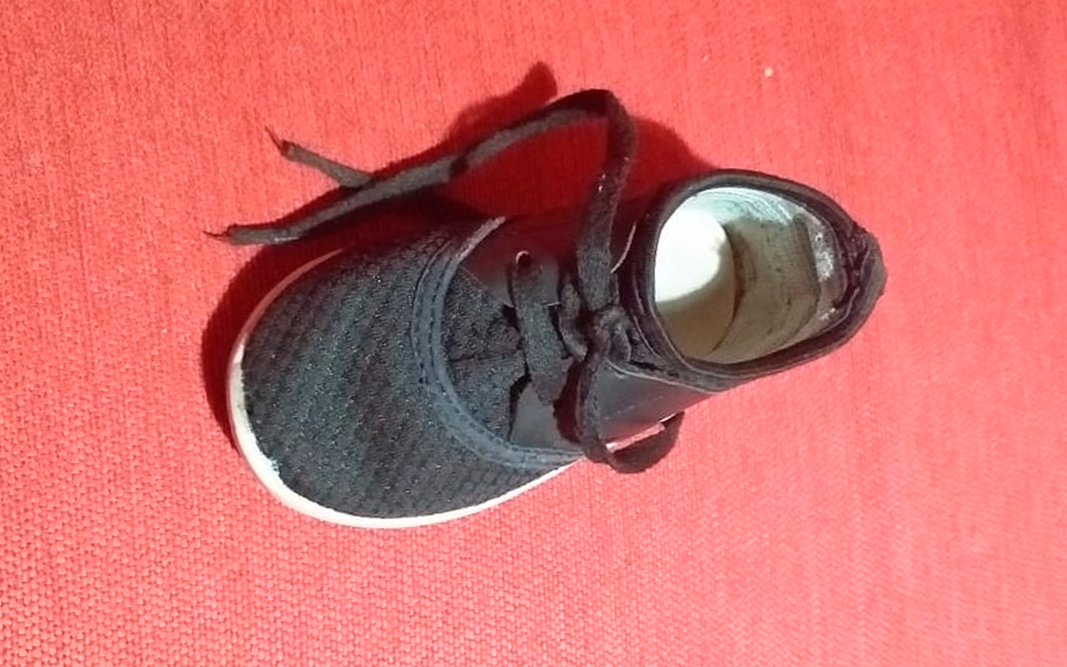 Zapatilla encontrada en 3 de Febrero y Depietri