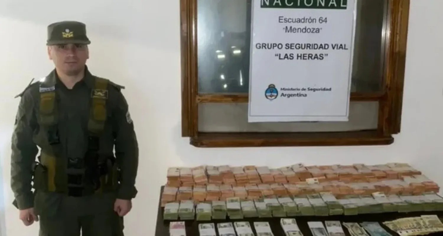 Video: lo paró un control vehicular y llevaba más de $ 33,6 millones escondidos bajo el asiento