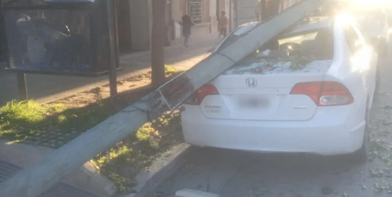 Santa Fe: cayó un poste, impactó contra un auto y lo destrozó 