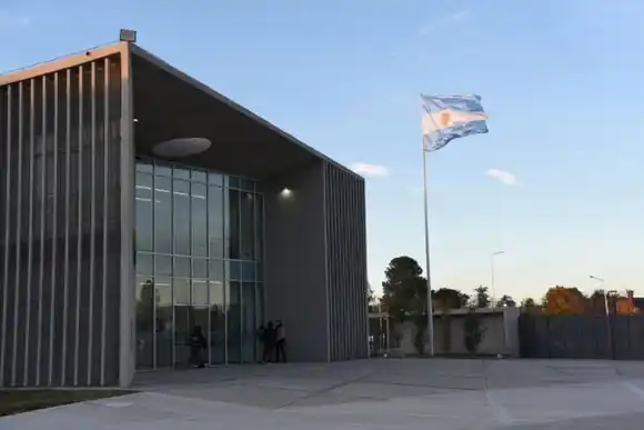 La UNRaf inauguró el mástil de la bandera nacional en su campus