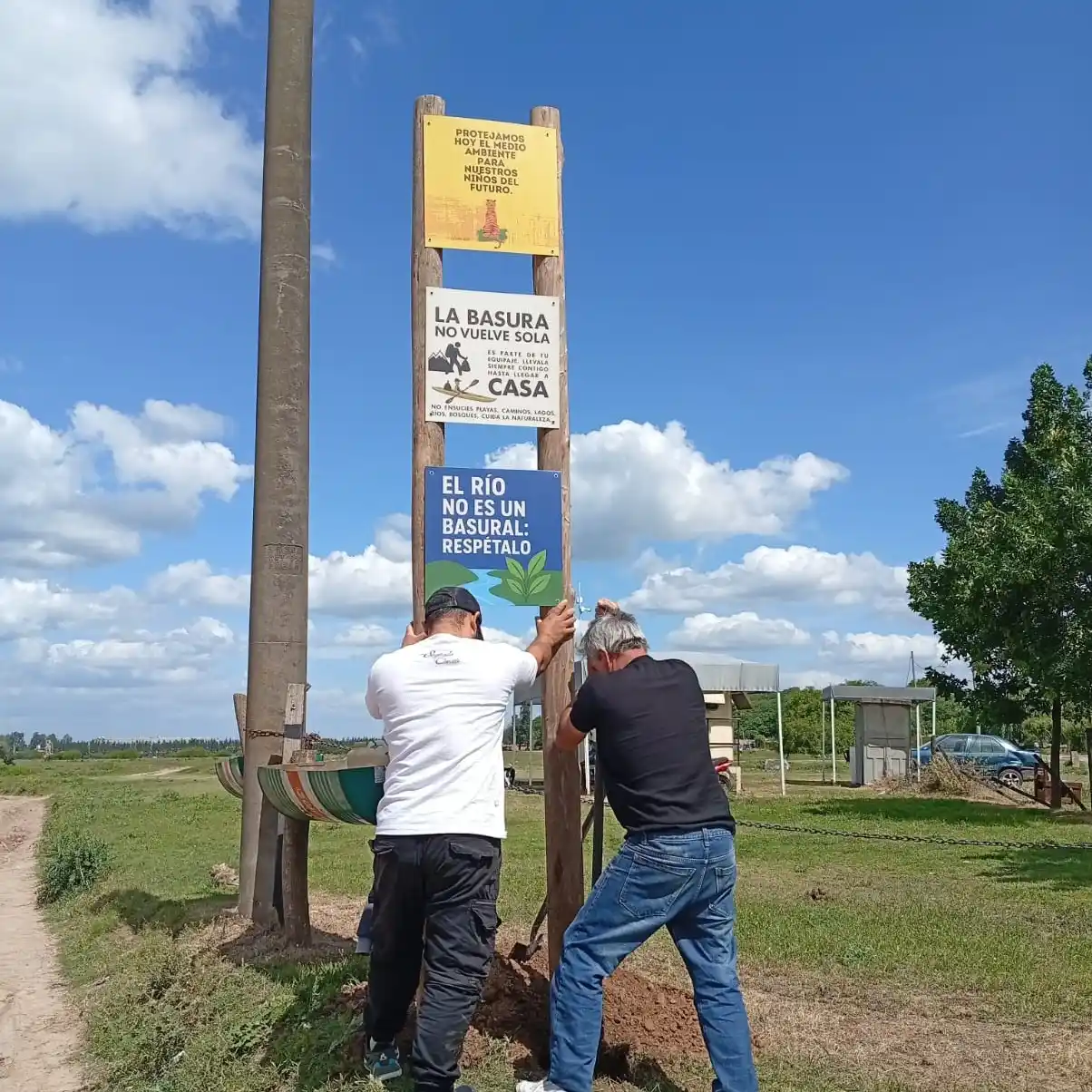 Los carteles invitan a cuidar el espacio público.