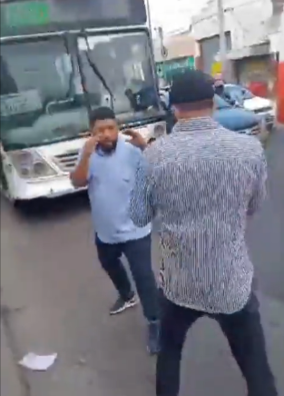 Mano a mano en La Matanza: Un colectivero lo chocó y lo “invitó” a pelear