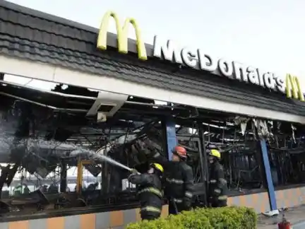 Un impactante incendio destrozó un local de Mc Donald´s en Rosario 