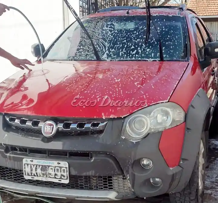 Desapareció. Delincuentes se llevaron un auto del patio de una casale