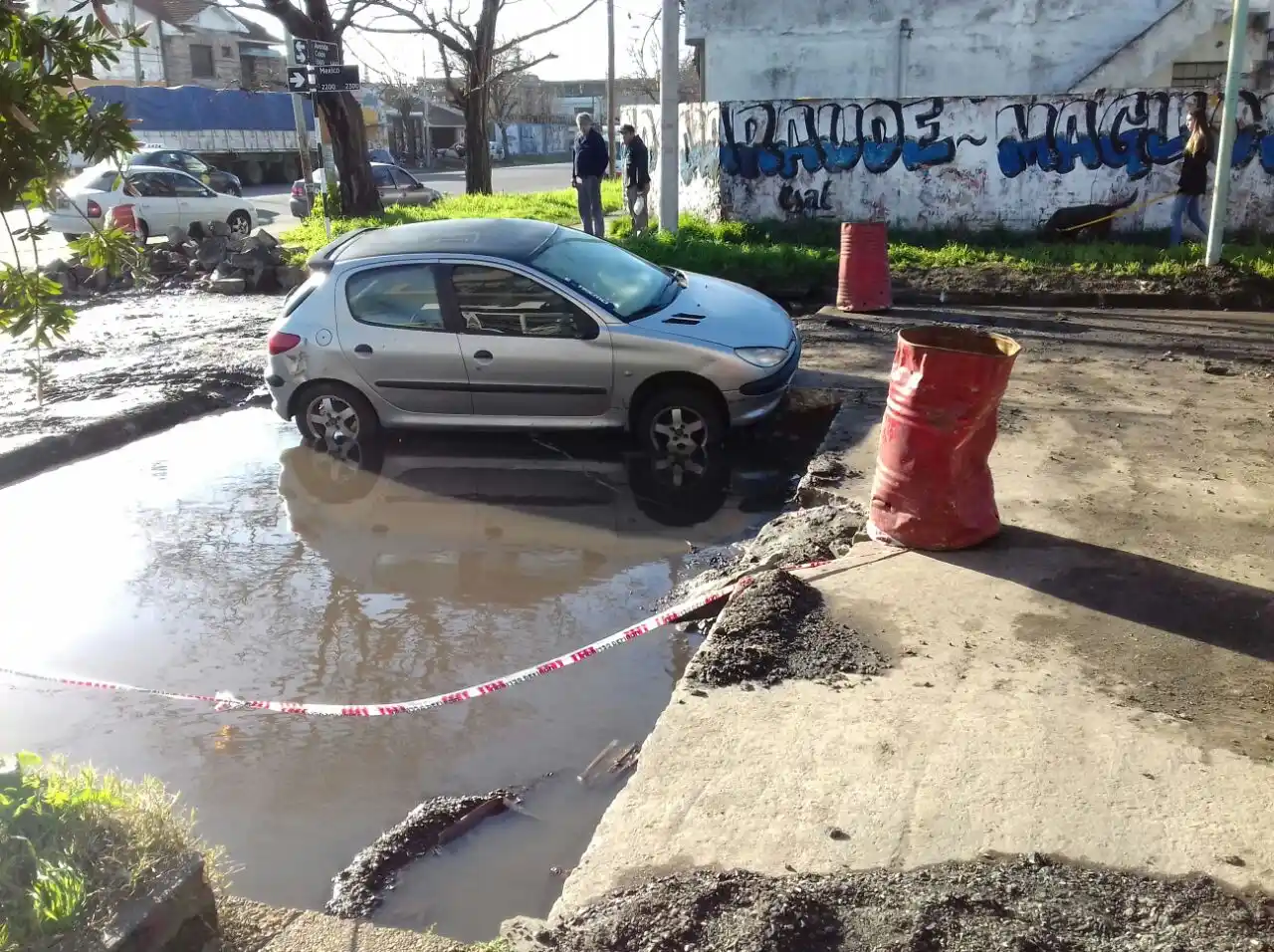 Un conductor se quedó con su auto en plena obra de pavimentación