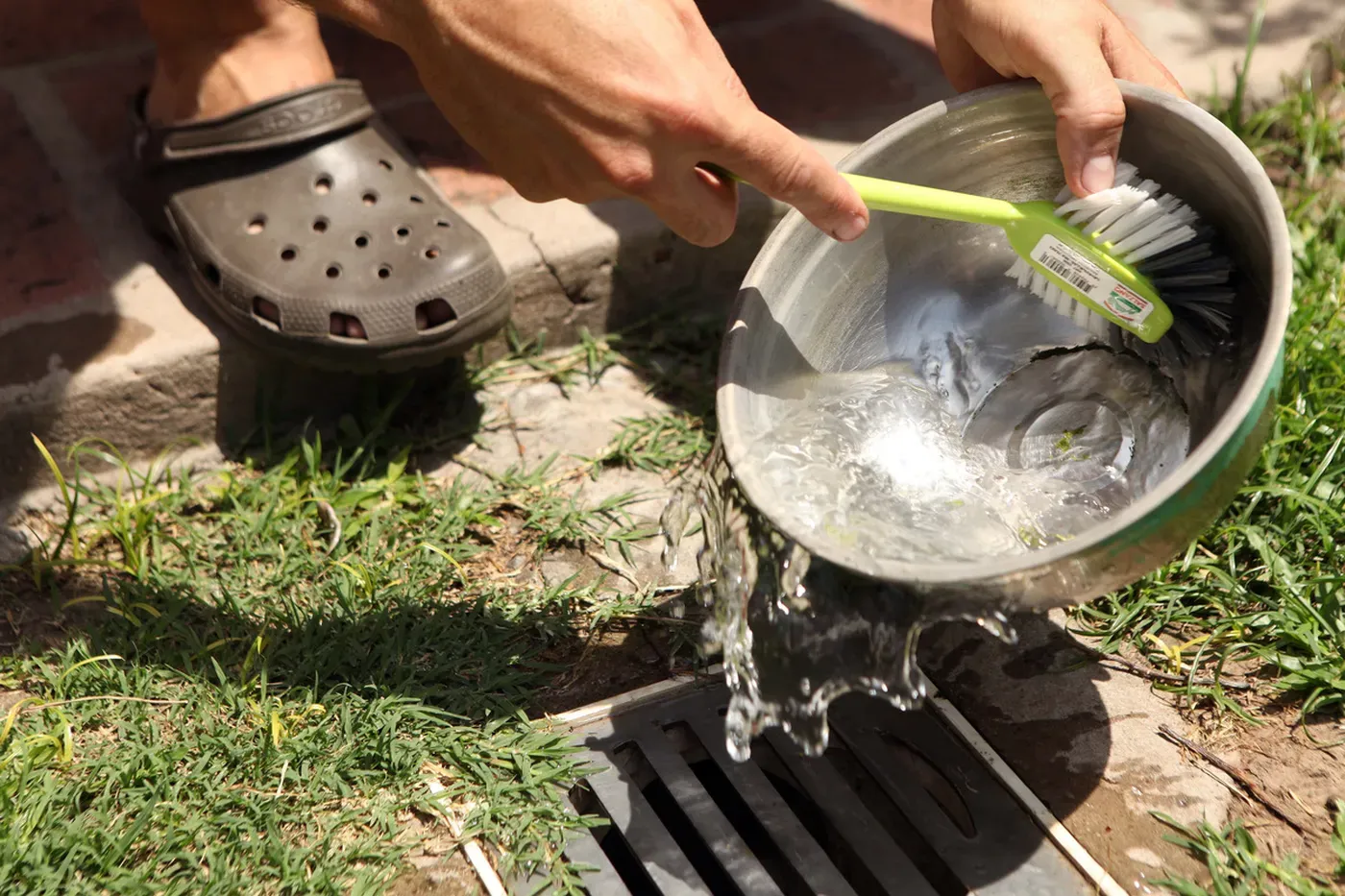 El descacharrado es fundamental para prevenir el dengue