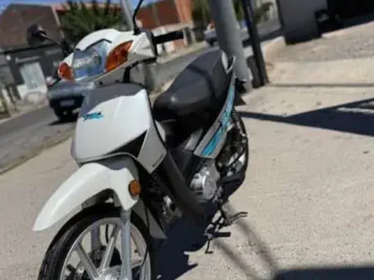 La motocicleta robada es marca Motomel.