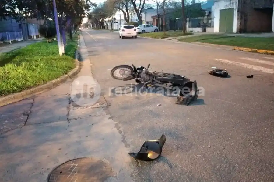 Un motociclista hospitalizado tras accidentarse en barrio Los Nogales
