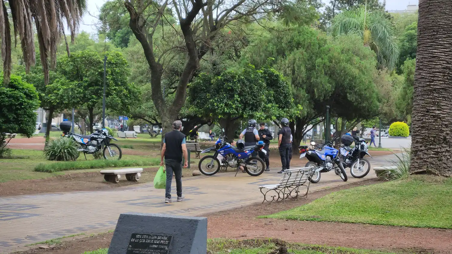 Un “trapito” le tiró un baldazo de agua a un agente GUR, huyó corriendo y los atropellaron