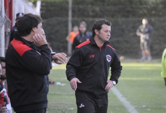 Gerardo Villar y su marca en el fútbol tandilense como entrenador de Independiente