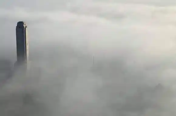 Una ciudad escondida bajo la niebla: impactantes imágenes aéreas de Rosario envuelta en una nube gris