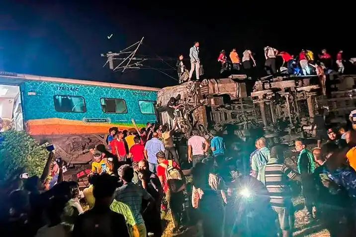 Tragedia en India: al menos 120 fallecidos y 850 heridos deja un choque de trenes
