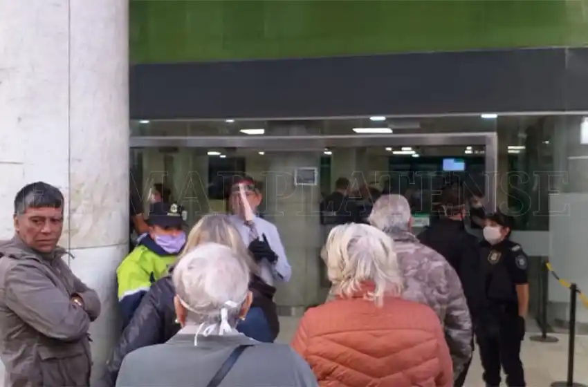 Por el caos de gente, los bancos abrirán el sábado y el domingo