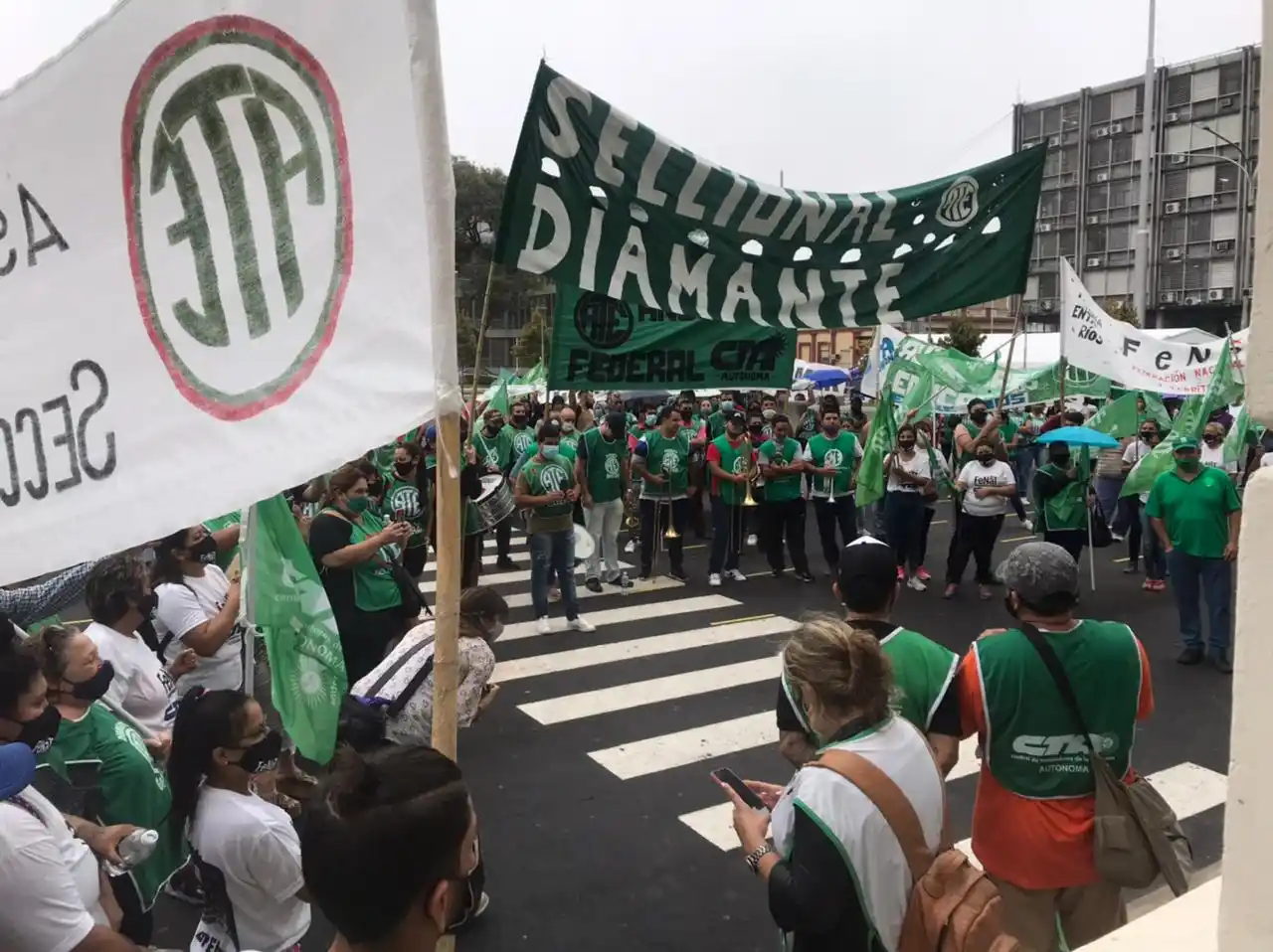 Paritarias 2026: el Gobierno fija un techo del 2% mensual para aumentos salariales