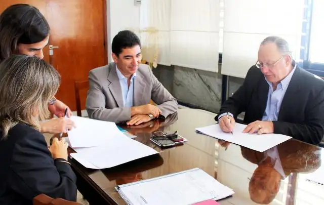 Complejo: Municipio y CGE firmaron el comodato por 30 años
