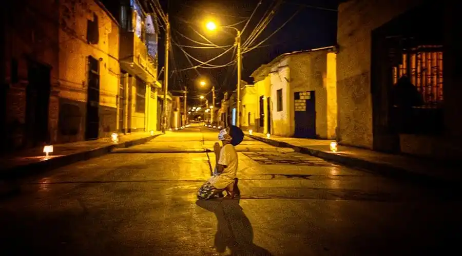 La foto más viral: Un niño reza sólo en la calle para que cese la pandemia