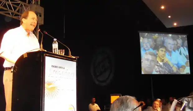 Sanz dijo que hay “que liberar la democracia que hoy está sitiada” 