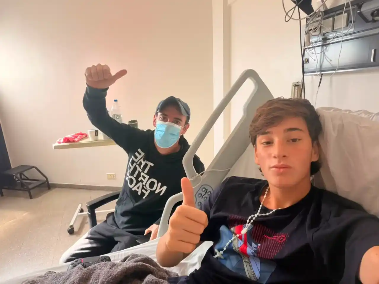 Cristian Acosta junto a Benja, en la sala del Hospital Rossi de La Plata
