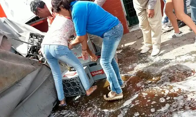 Volcó un camión con cerveza y lo saquearon en pocos minutos