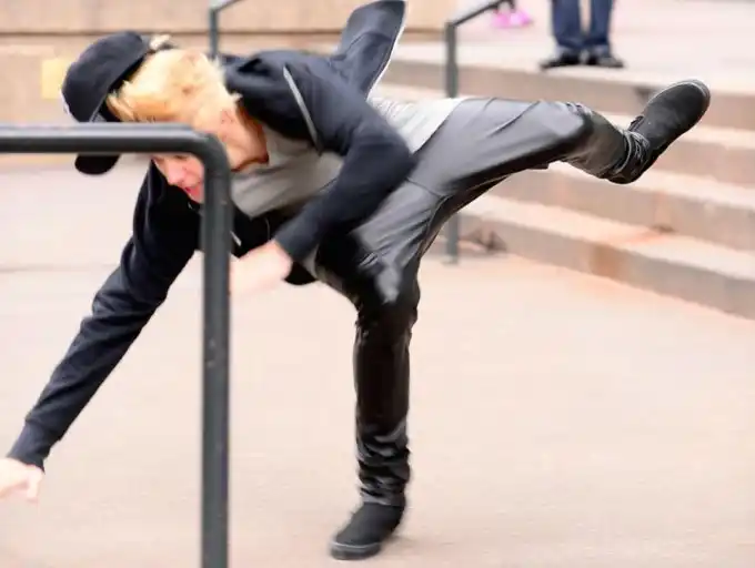 El golpazo de Justin en la calle