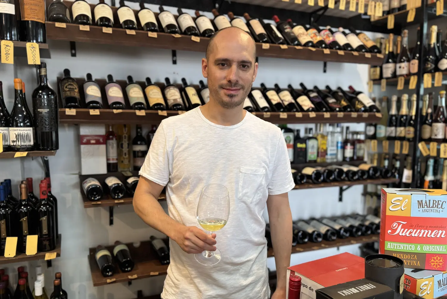Copa en mano, Augusto Constantín recibió en La Aldea al móvil de La Opinión & Sin Galera.
