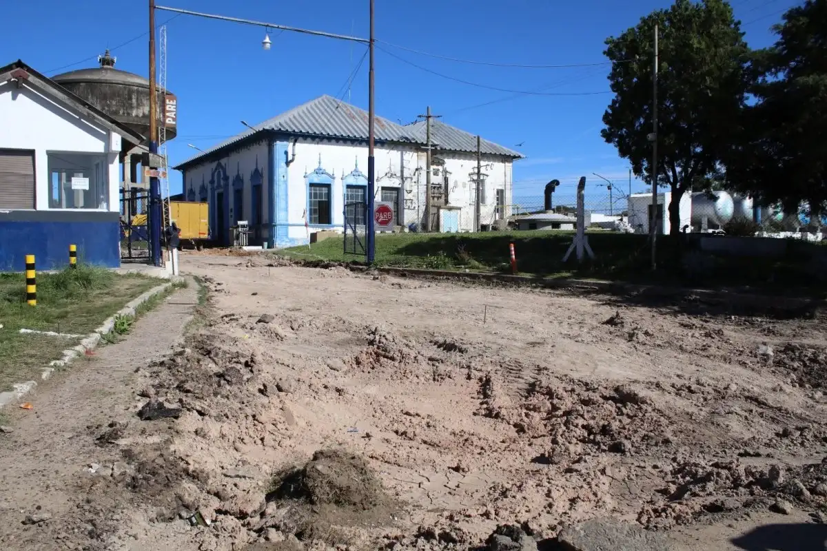 Reconstruyen con nuevo pavimento el ingreso al predio de Obras Sanitarias
