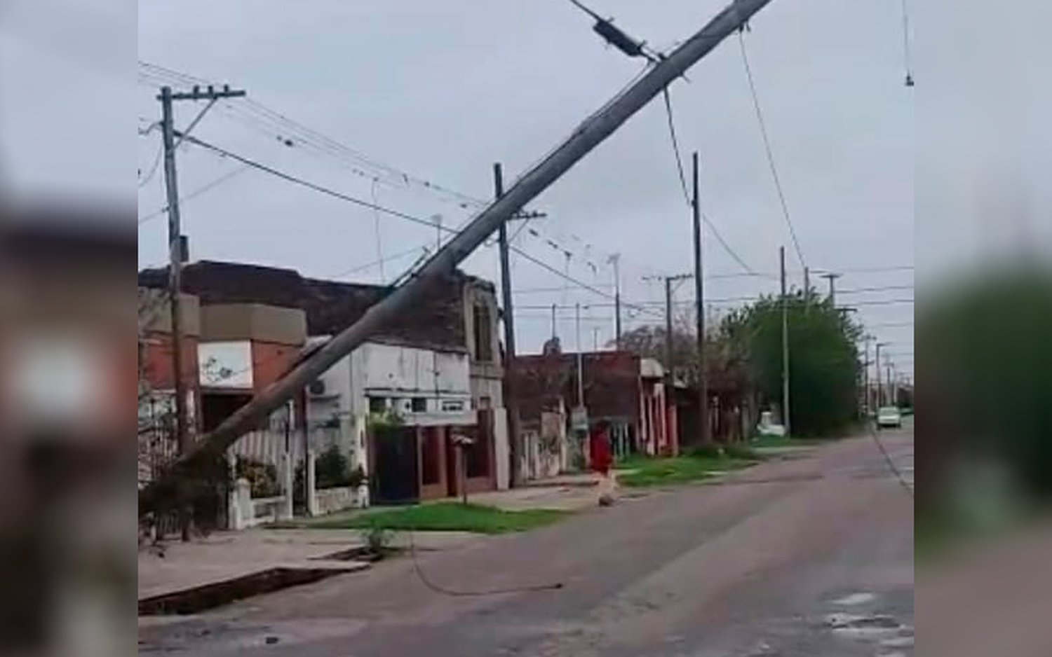 Poste a punto de caer en calle Saavedra