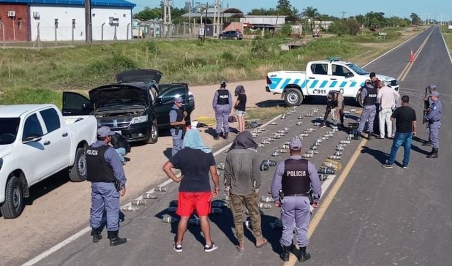 La Policía secuestró 120 paquetes de marihuana, hay tres detenidos