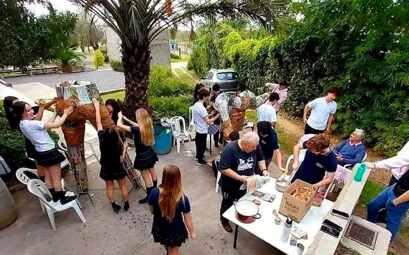 Preparativos para la quema del demonio