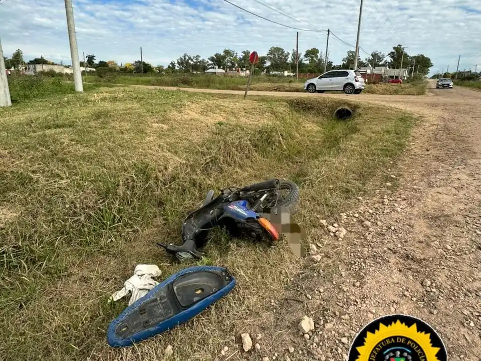 Una adolescente resultó herida leve en un choque entre un auto y una moto