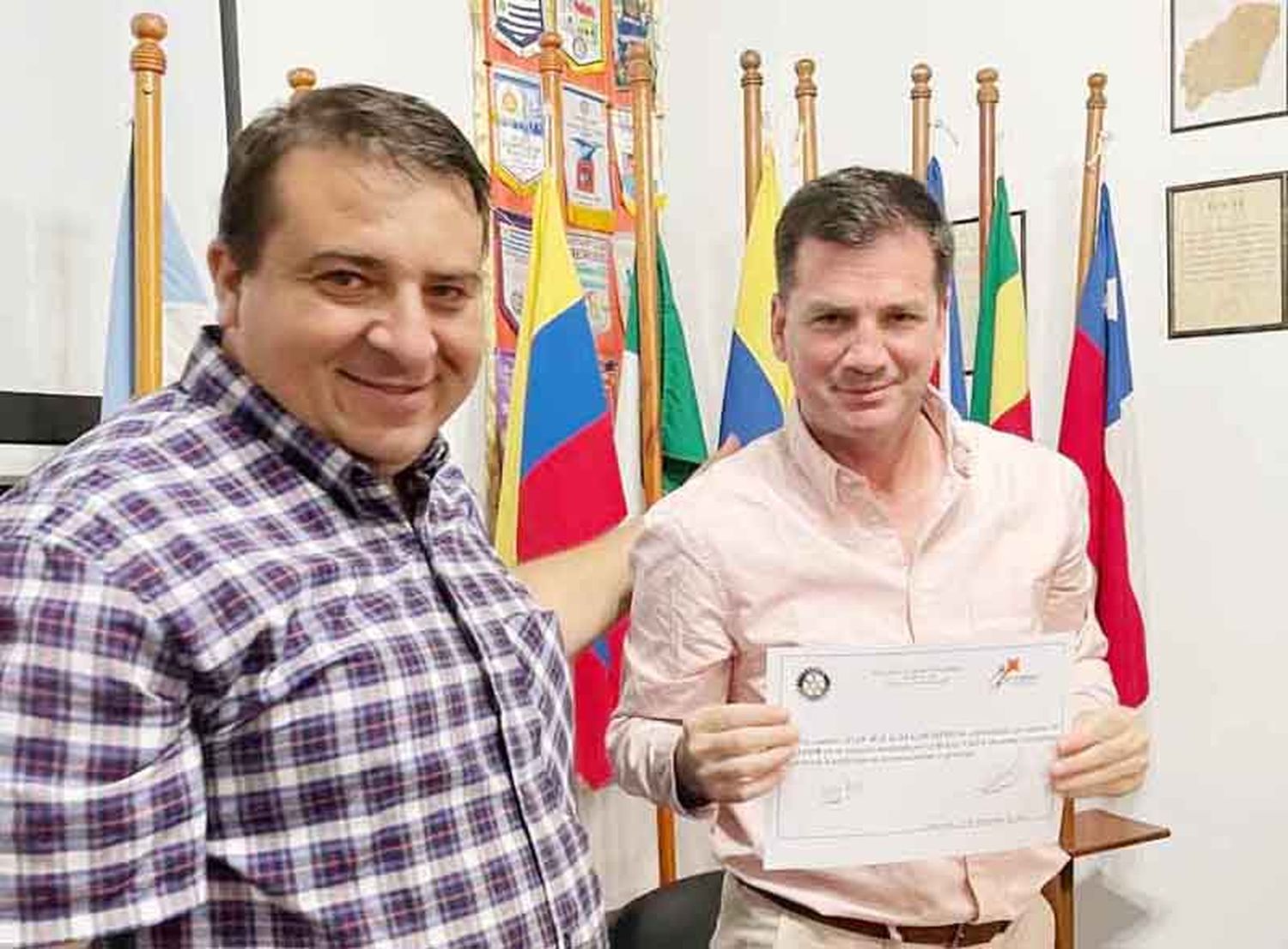 El Presidente del Rotary Club Concordia, Francisco Machicote le entrega a Juan Ignacio Garasino un diploma en testimonio de gratitud.