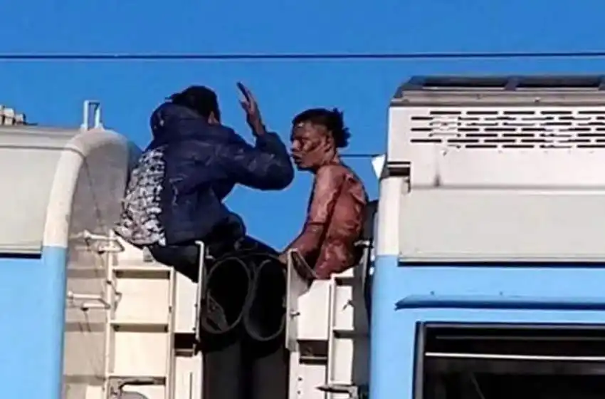 Murió el joven que sufrió una descarga eléctrica de 25 mil voltios al subirse al techo de un tren