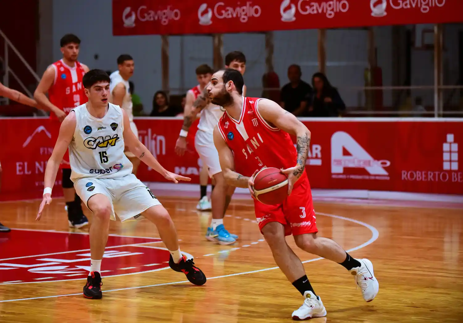 "Sani" juega en el "Nido".