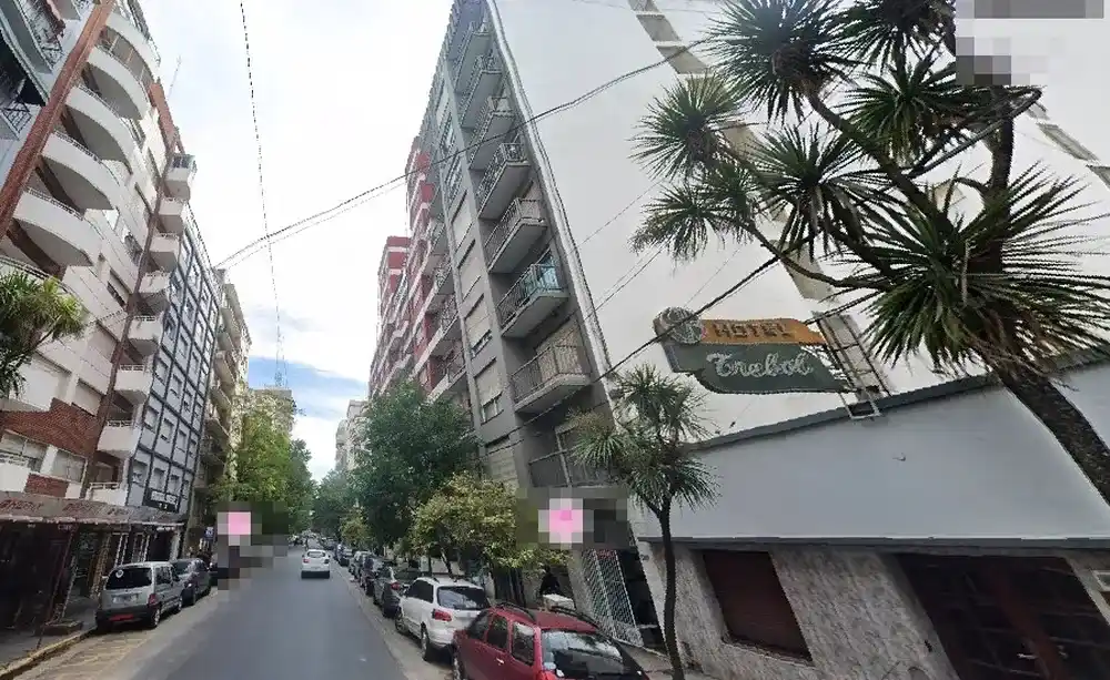 El hombre cayó sobre el techo del Hotel Trébol, debido a que se alojaba en un edificio lindero.