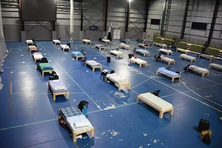 Los policías son alojados en el Polideportivo de Malvinas Argentinas 