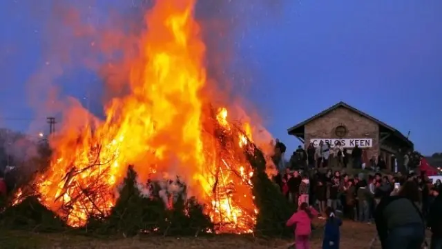 La fogata se realiza en el último tramo de la fiesta