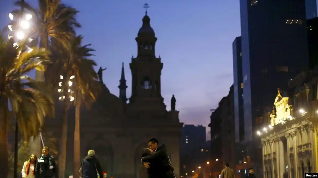 Fuerte sismo remece edificios de la capital chilena