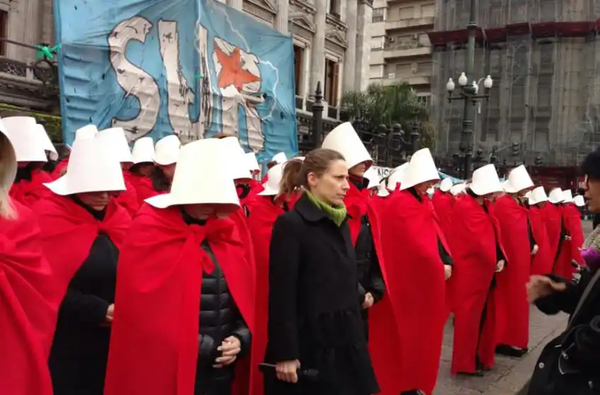 Elena Roger apoyó al aborto legal con cien «criadas» frente al Congreso